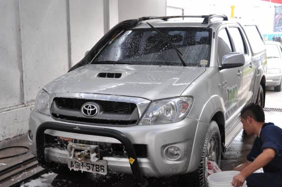 O esperado banho para tirar o sal e a lama da travessia do salar de Uyuni (em Iquique, no norte do Chile)